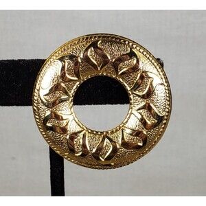 Vintage Signed Kathie Lee Gifford Wreath Design Gold Tone 1.5" Round Scarf Clip